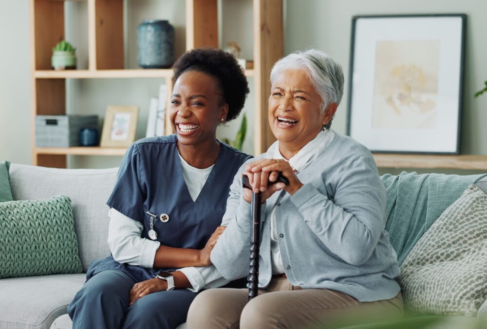 Cuidado de idosos em casa com cuidadora profissional oferecendo apoio e companhia em ambiente domiciliar seguro e acolhedor