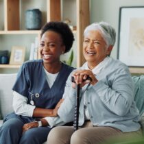 Cuidado de idosos em casa com cuidadora profissional oferecendo apoio e companhia em ambiente domiciliar seguro e acolhedor