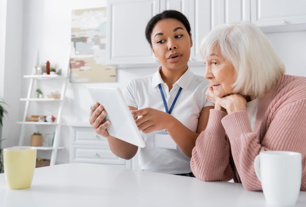 acompanhante auxiliando idosa em consulta médica com orientação profissional