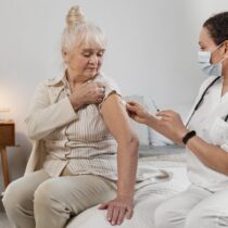 aplicação de medicação domiciliar em idosa com enfermeira em casa